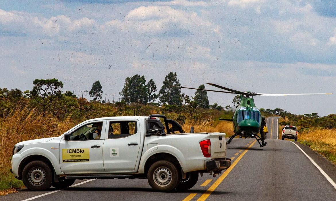 Cavalcante (GO), 13/10/2025 - Helicóptero auxilia no combate a incêndio florestal na Chapada dos Veadeiros. Foto: Mayandi Inzaulgarat/ICMBio