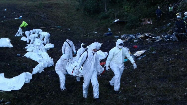 Equipe de resgate localiza corpo em buscas nos destroços do avião da Chapecoense