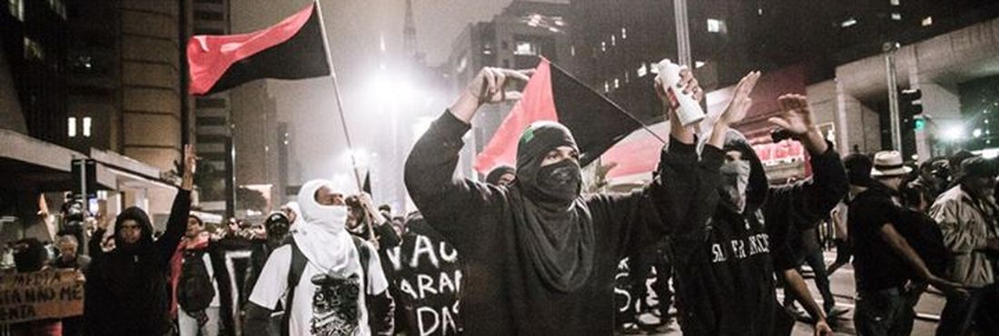 Marcha anarquista na Av. Paulista em São Paulo. Milhares vão as ruas mesmo após a revogação do aumento da tarifa - 21 de junho de 2013
