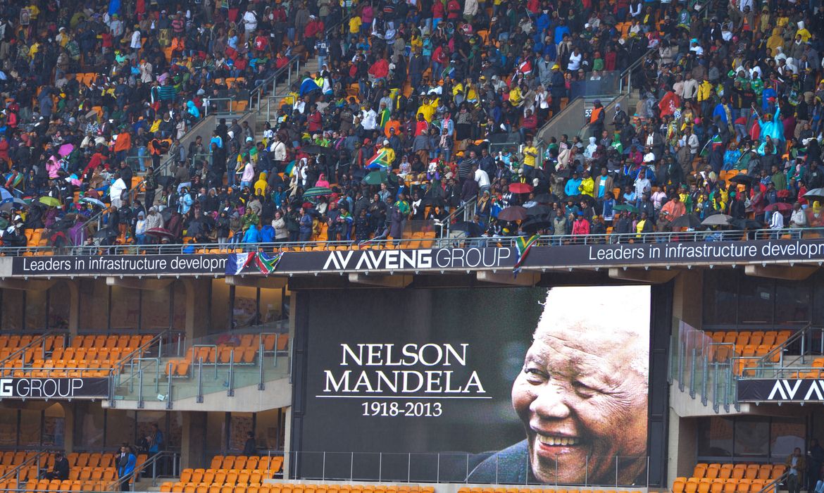 Joanesburgo (África do Sul - 10/12/2013) - Milhares de pessoas foram ao Estádio Soccer City prestar as últimas homenagens ao ex-presidente Nelson Mandela (Marcello Casal Jr/Arquivo Agência Brasil)
