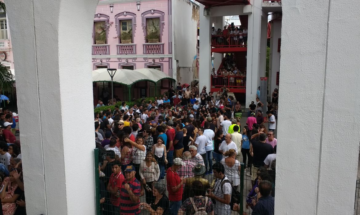 Os fãs formaram uma imensa fila no Centro Dragão do  Mar, em Fortaleza, para as despedidas ao cantor Belchior