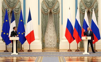 Macron e Putin se reúnem em Moscou.