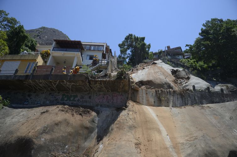 Avenida Niemeyer, em São Conrado, foi parcialmente liberada hoje (9). O tráfego na via é feito de maneira reduzida. Equipes da prefeitura trabalham na contenção das encostas, remoção da lama e retirada de árvores com ameaça de queda.