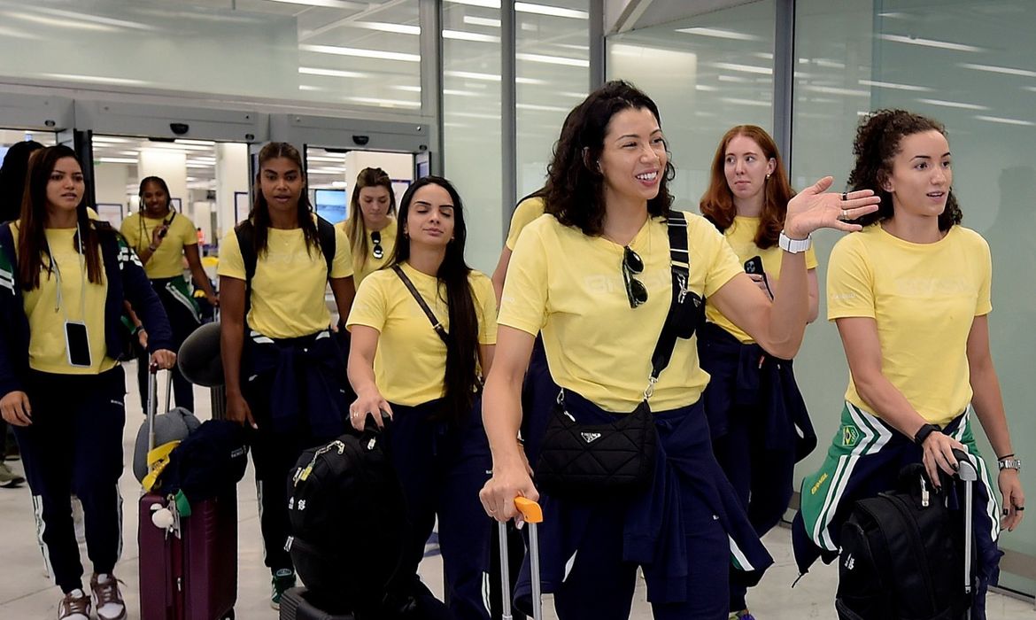 seleção brasileira feminina de vôlei desembarca em Paris em 19/07/2024 - Olimpíada de Paris