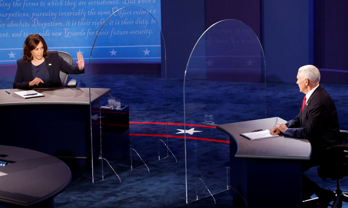 Kamala Harris e Mike Pence durante debate entre candidatos a vice-presidente dos EUA em Salt Lake City