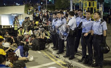 Protestantes pró-democracia e a polícia em confronto na Lung Wo Road