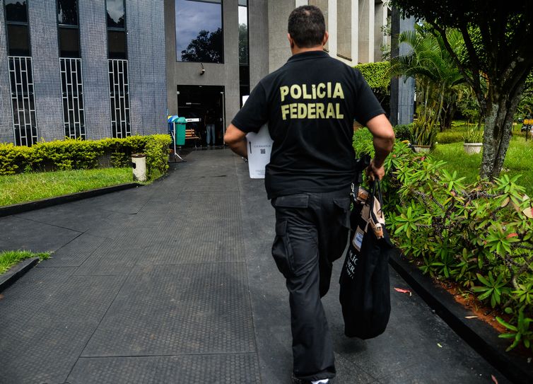 Brasília - A Polícia Federal deflagrou hoje (25) a sexta fase da Operação Zelotes para cumprir 20 mandados de condução coercitiva à delegacia para prestar depoimento e  18 de busca e apreensão, além de duas oitivas no Complexo da Papuda  