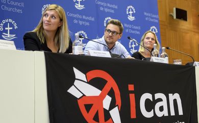 O Comitê de direção da Ican dá uma coletiva de imprensa depois da organização de ter sido premiada como o Prêmio Nobel da Paz 