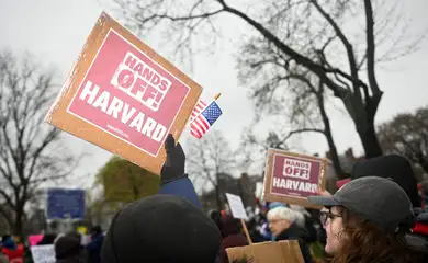 Manifestantes se reúnem em um protesto organizado  pedindo à liderança de Harvard que resista à interferência do governo federal na universidade em Cambridge, Massachusetts, EUA
12/04/2025
REUTERS/Nicholas Pfosi
