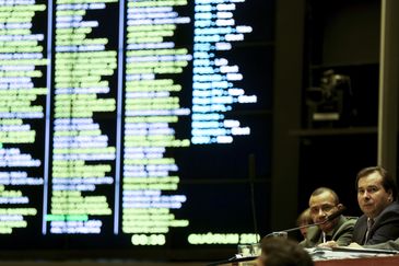 Plenário da Câmara dos Deputados aprovou, por 217 votos a 57 e 4 abstenções, a proposta que permite à Petrobras negociar áreas do pré-sal.