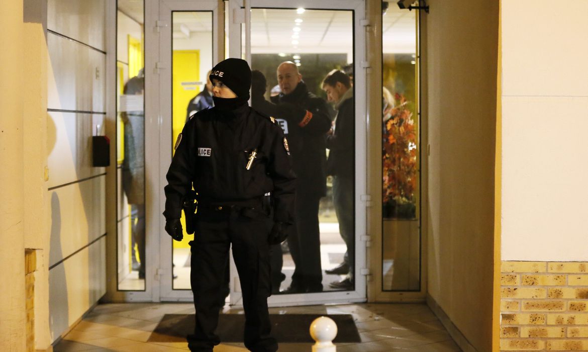 Um policial francês fica de guarda em uma rua depois que um suposto cinto de explosivos sem detonador foi encontrado em uma lixeira em Montrouge, perto de Paris (Agência Lusa/Direitos Reservados)