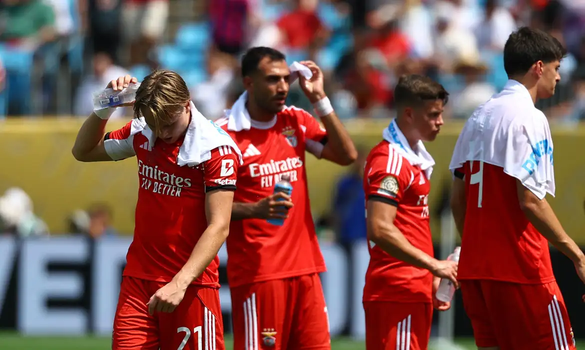 Jogadores do Benfica em jogo contra o Bayern de Munique
 24/6/2025    REUTERS/Kai Pfaffenbach