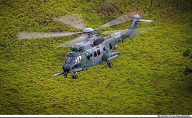 Helicópteros da Força Aérea Brasileira realizam missões em Brumadinho para auxiliar a infiltração de bombeiros, batalhões de infantaria e militares israelenses nas áreas das buscas