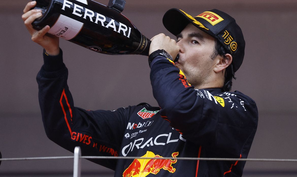 Sergio Pérez bebe champanhe após vencer Grande Prêmio de Mônaco de Fórmula 1