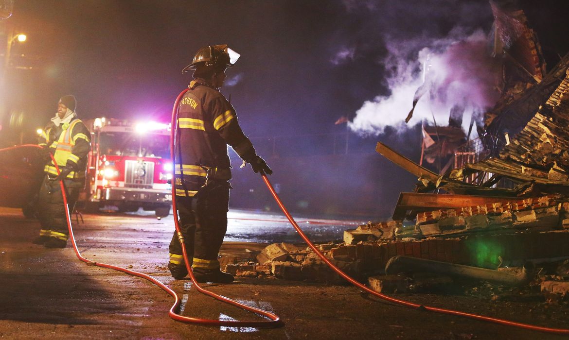 Bombeiros trabalham para controlar fogo, após decisão de não indiciar acusado de atirar em Ferguson