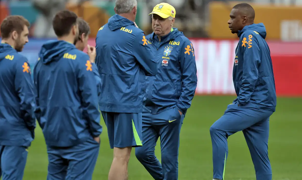 São Paulo (SP), 09/06/2025 - Técnico Carlo Ancelotti durante treino da Seleção Brasileira de Futebol, na Neo Quimica Arena, antes do jogo contra o Paraguai pelas eliminatórias da Copa do Mundo 2026. Foto: Paulo Pinto/Agência Brasil