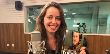 Apresentadora Isabela Azevedo apresenta nova biografia de Dom Pedro II, de autoria de Paulo Rezzutti