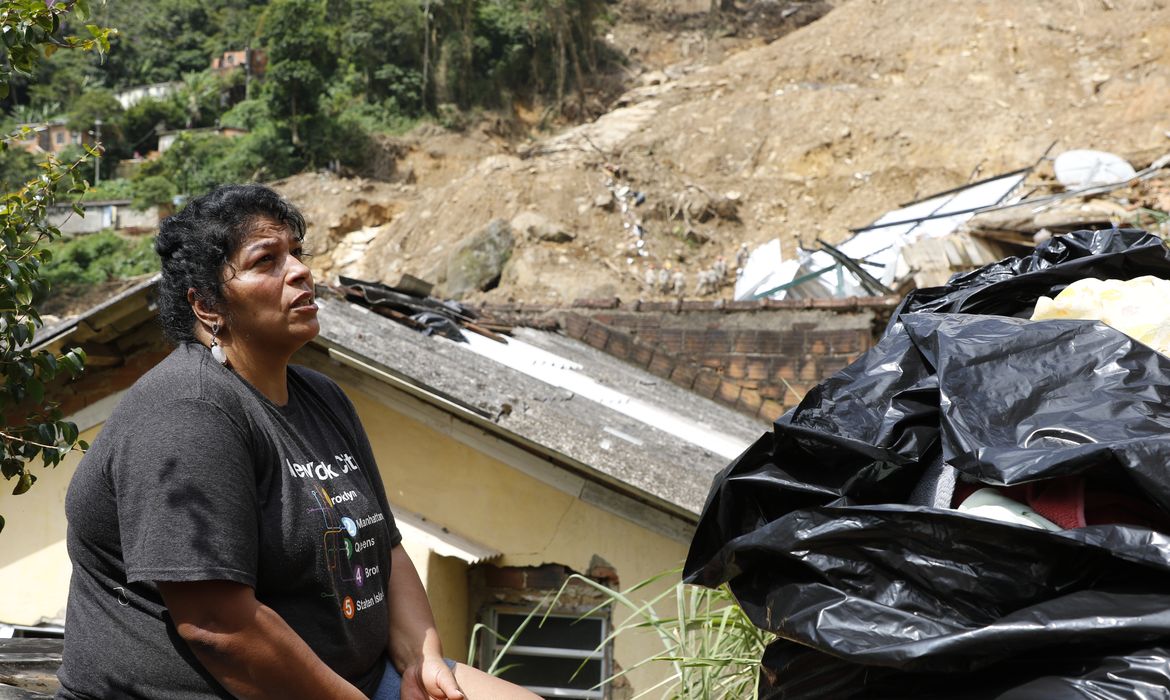A moradora do Morro da Oficina Rosilane Amaral Pereira retira pertences de sua casa dez dias após as chuvas em Petrópolis.