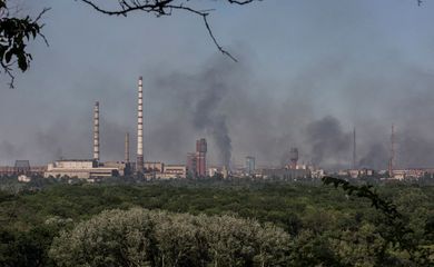 Fumaça após ataque militar atingir fábrica química de Azot, em Sievierodonetsk, na Ucrânia