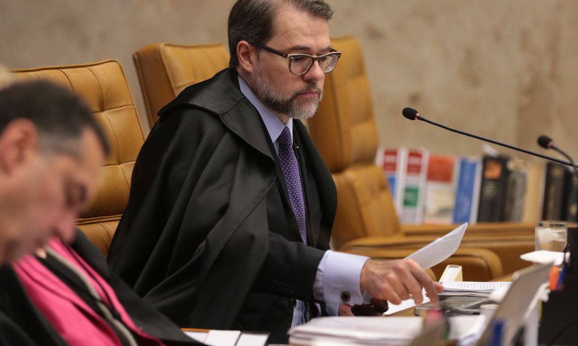 Brasília - Ministro Dias Toffoli na sessão plenária do STF para definir a tese de repercussão nas ações que tratam da desaposentação  (José Cruz/Agência Brasil)