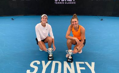 Bia Haddad (direita) ao lado da cazaque Anna Danilina conquistou título de duplas no  WTA 500 de Sidney - jan 2022