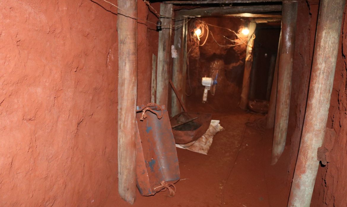 Túnel escavado por assaltantes para tentar assaltar agência do BB em Campo Grande