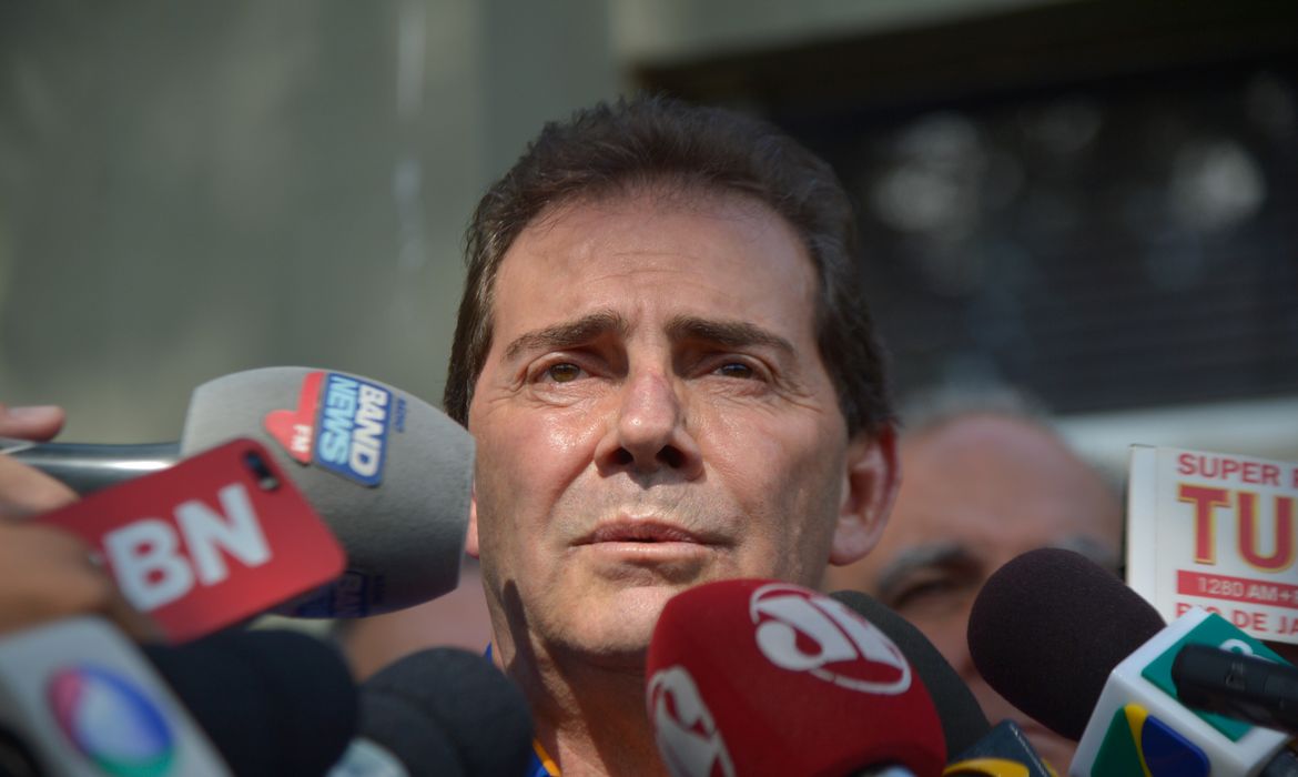 Brasília - O deputado Paulinho da Força fala com jornalistas após almoço das centrais sindicais com o presidente interino, Michel Temer (José Cruz/Agência Brasil)