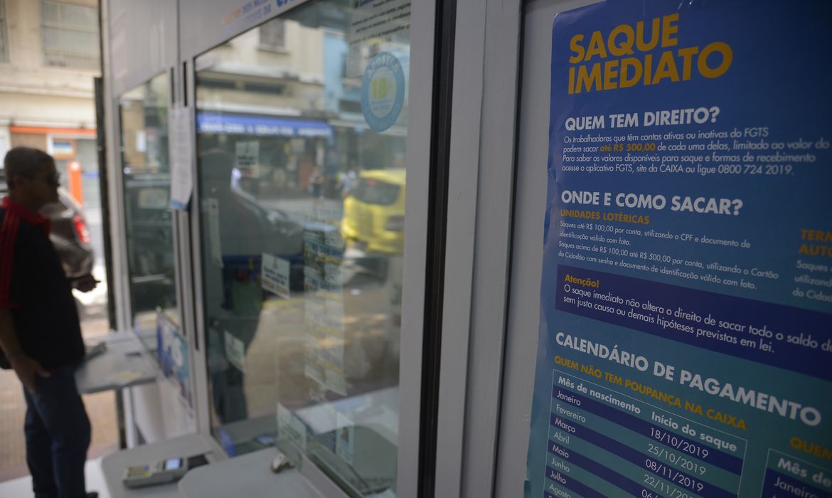 Atendimento na Lotérica da Avenida Gomes Freie, no centro, para saque em contas do Fundo de Garantia do Tempo de Serviço (FGTS) para nascidos em janeiro não correntistas da Caixa Econômica Federal.