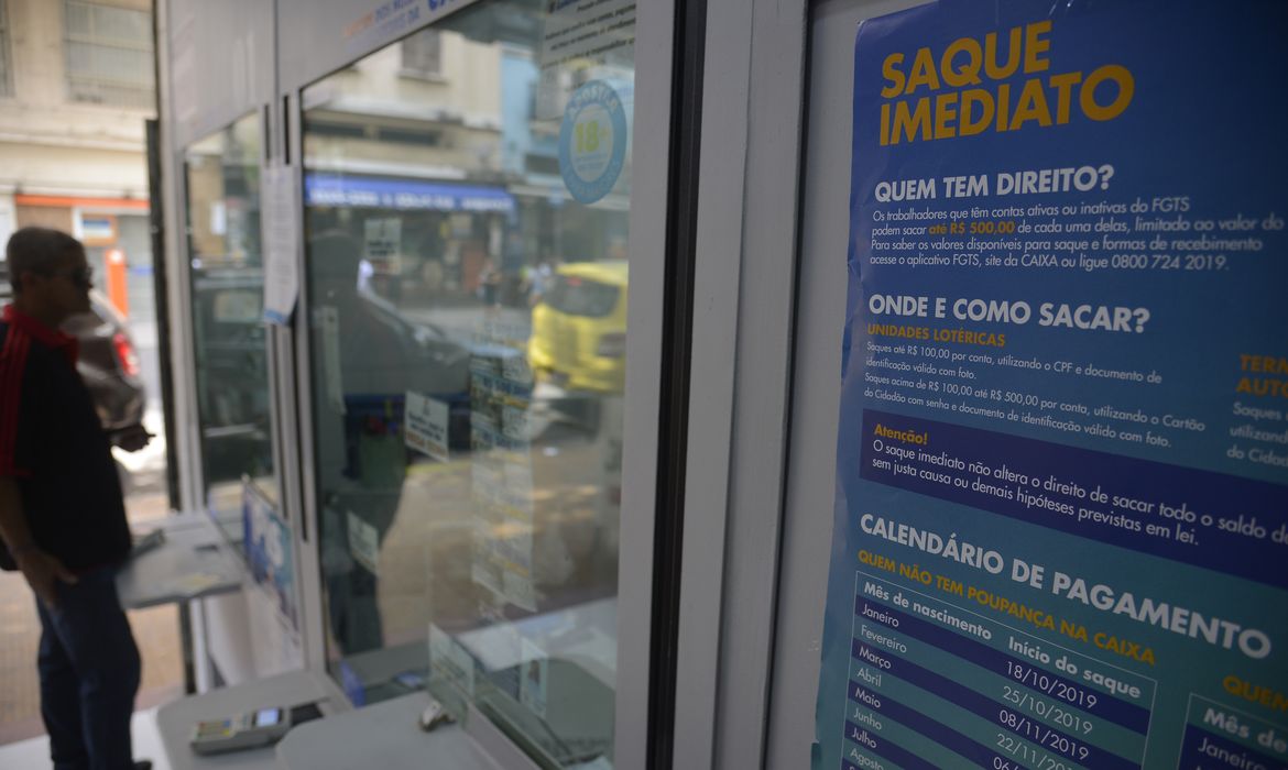  Atendimento na Lotérica da Avenida Gomes Freie, no centro, para saque em contas do Fundo de Garantia do Tempo de Serviço (FGTS) para nascidos em janeiro não correntistas da Caixa Econômica Federal. 