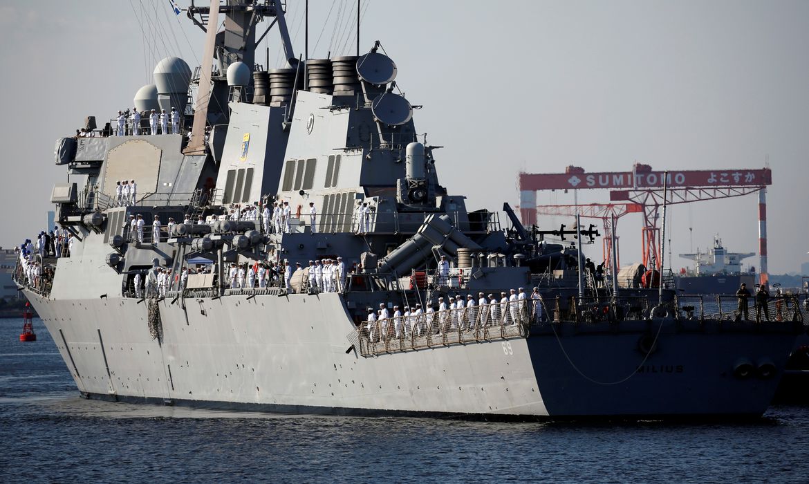 Navio de guerra norte-americano USS Milius na base naval dos EUA em Yokosuka, no Japão