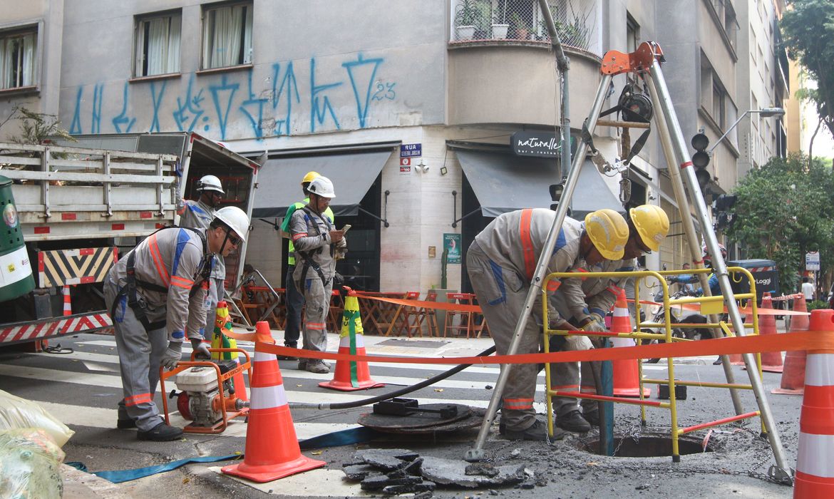 São Paulo (SP), 18/03/2024 - Funcionários da Enel trabalham na rua General Jardim, em Vila Buarque, durante falta de energia na região central. Foto: Rovena Rosa/Agência Brasil