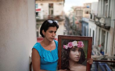 Heissy Celaya posa com retrato da filha Amanda Celaya, que foi detida durante protestos em Havana