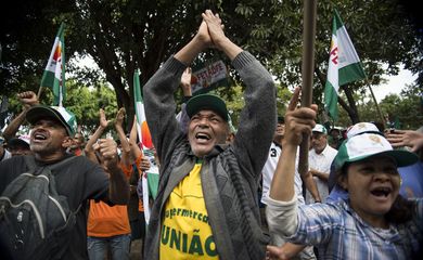 Participantes do movimento Grito da Terra Brasil fazem manifestação em frente ao edifício sede da Terracap (Marcelo Camargo/Agência Brasil)