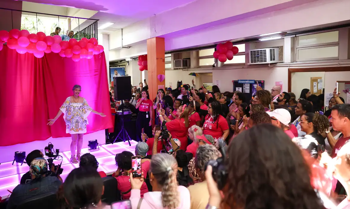 Rio de Janeiro (RJ), 23/10/2025 – Pacientes participam de desfile durante celebração do Outubro Rosa no Hospital do Câncer III, na zona norte do Rio de Janeiro. Foto: Tomaz Silva/Agência Brasil