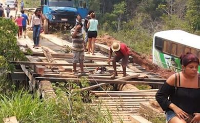 Moradores recuperam ponte na BR-319 no Amazonas