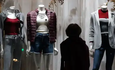 Vitrine de roupas em loja de rua, comércio no Centro do Rio