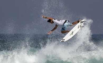 O surfista norte-americano Griffin Colapinto compete na etapa brasileira da Liga Mundial de Surfe, na praia de Itaúna, em Saquarema, Rio de Janeiro.