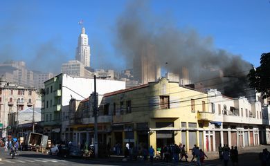 Incêndio em prédios comerciais na rua Barão de Duprat, próximo a rua 25 de Março, na região central da capital.