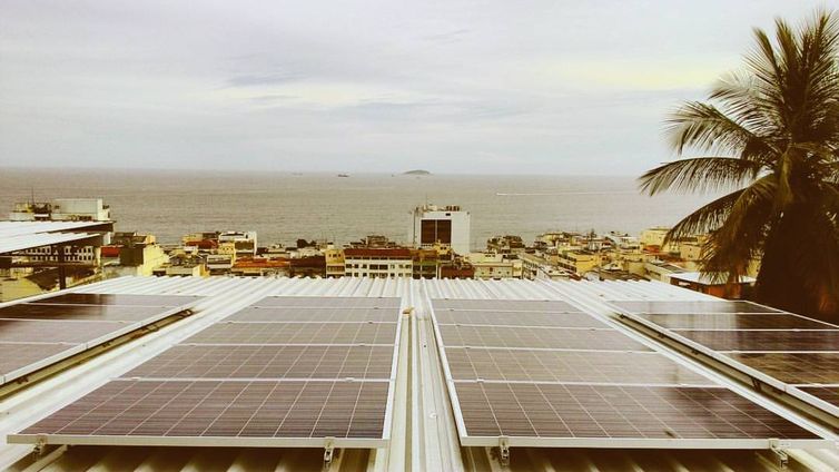 Comunidade do Morro da Babilônia, no Rio de Janeiro, começou a investir em energia solar em janeiro de 2016 - Divulgação