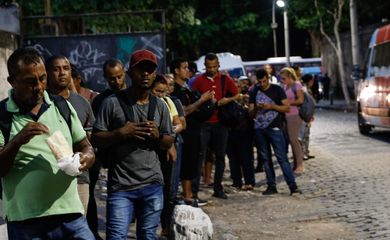 Rio de Janeiro (RJ) 30/04/2024 - Filas de trabalhadores que usam vans em deslocamento na volta para casa, na região da Central do Brasil. Foto: Fernando Frazão/Agência Brasil