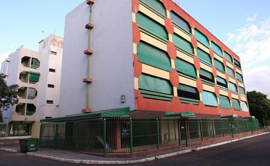 Brasília - Os prédios do bairro Cruzeiro Novo têm os pilotis fechados por grades (Wilson Dias/Agência Brasil)