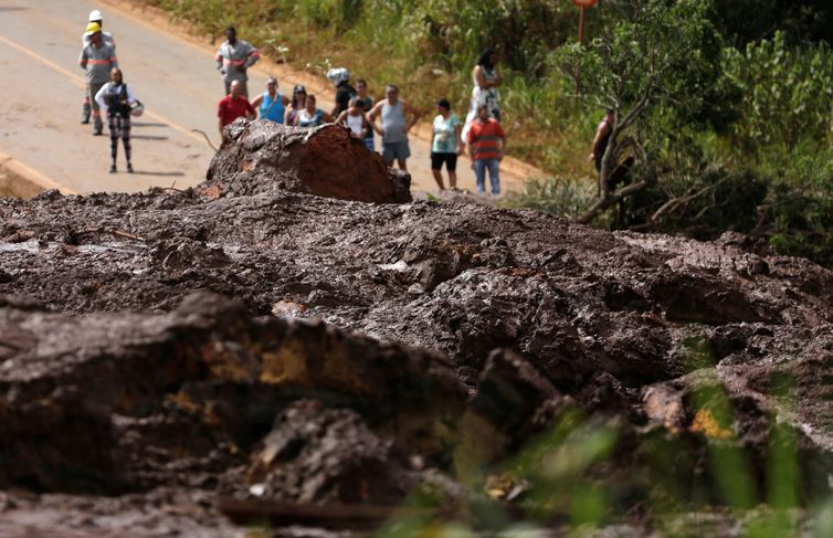 Residents are seen on a road blocked after a dam owned by Brazilian miner Vale SA that burst, in Brumadinho, Brazil January 26, 2019. REUTERS/Adriano Machado