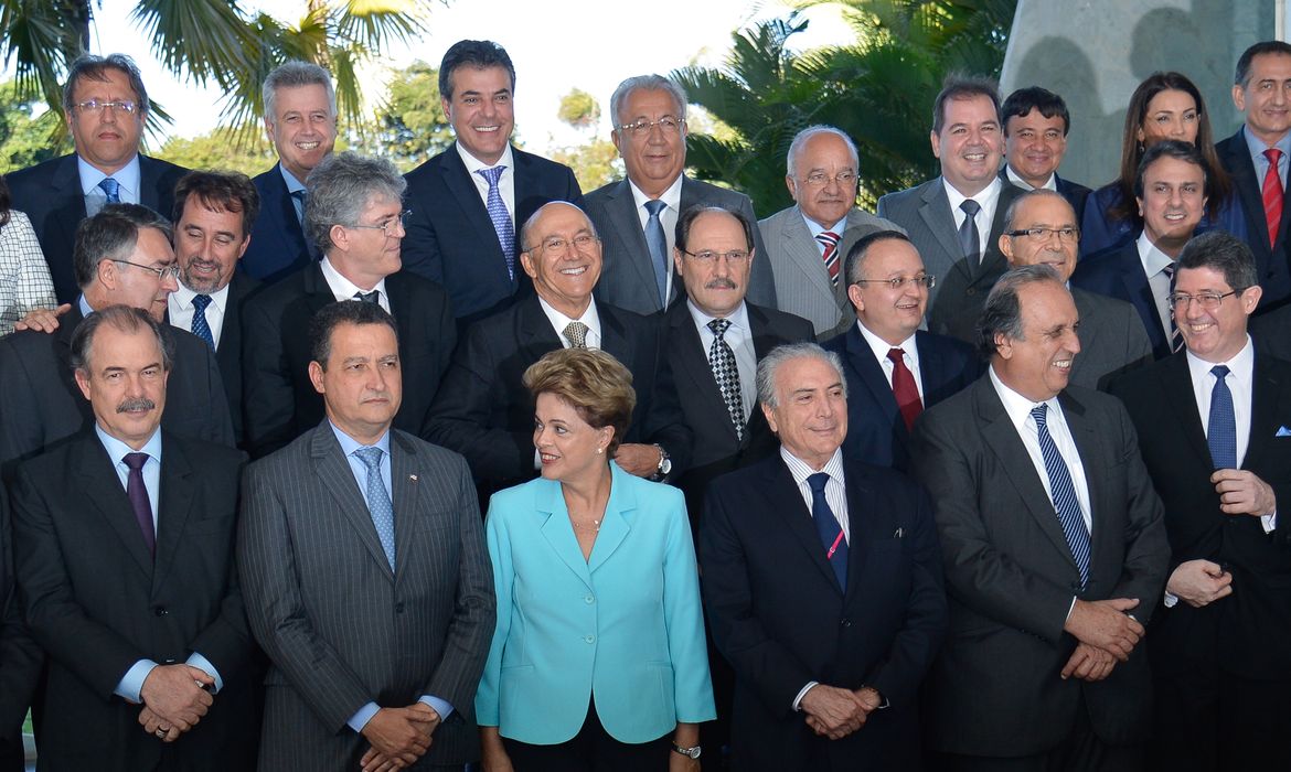A presidenta Dilma Rousseff, acompanhada de ministros, se reúne com os governadores do país para discutir responsabilidade fiscal e propostas de governabilidade, no Palácio da Alvorada (Wilson Dias/Agência Brasil)