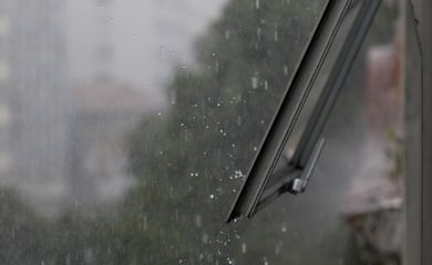 Chuvas na área central do Rio de Janeiro estão associadas à aproximação de frente fria com previsão de reduzir temperaturas na região sudeste.