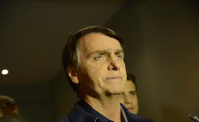 O candidato do PSL à Presidência da República, Jair Bolsonaro, fala à imprensa após gravação de campanha, no bairro Jardim Botânico, Rio de Janeiro.