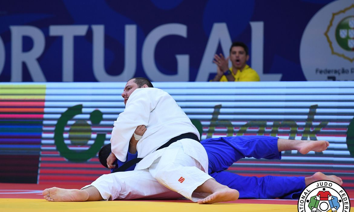 Baby vence duelo brasileiro e leva bronze no Grand Prix de Almada