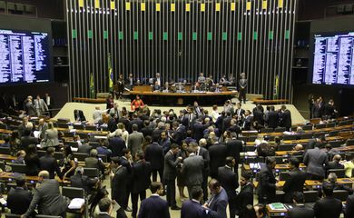 O plenário da Câmara aprovou, por 307 votos a 82, a convocação do ministro da Educação, Abraham Weintraub, para explicar aos parlamentares os cortes no orçamento das universidades públicas e de institutos federais.