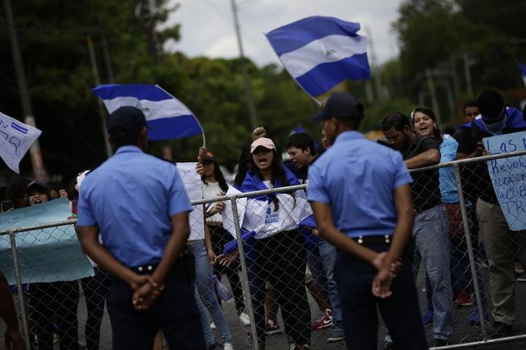 Manifestantes em frente ao Seminário de Fátima, onde o presidente da Nicarágua, empresários e estudantes se reuniram hoje para buscar resolver a crise sociopolítica no país