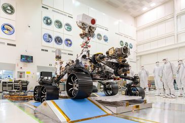 Em uma sala limpa no Laboratório de Propulsão a Jato da NASA em Pasadena, Califórnia, os engenheiros observaram o primeiro teste de direção do rover Mars 2020 da NASA em 17 de dezembro de 2019.