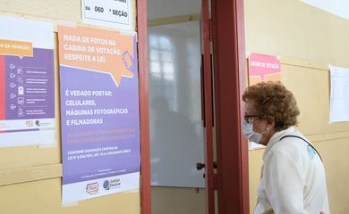 Movimentação dos eleitores na 250ª Zona Eleitoral da Lapa, na Escola Estadual Doutor Edmundo de Carvalho, durante eleições municipais.